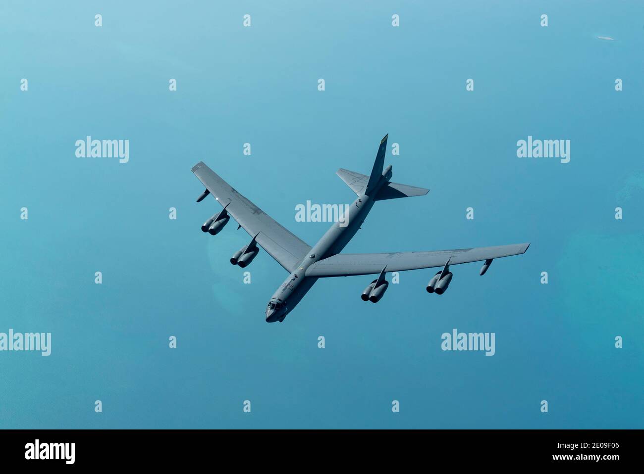 Golfe persique, États-Unis. 30 décembre 2020. Un bombardier stratégique B-52 de la Force aérienne des États-Unis, Stratofortress, de la 5e Escadre Bomb, approche d'un KC-135 Stratotanker pour le ravitaillement en carburant le 30 décembre 2020 au-dessus du golfe Persique. Le bombardier est la troisième mission de démonstration de force de ce type en tant que message à l'Iran. Credit: Planetpix/Alamy Live News Banque D'Images