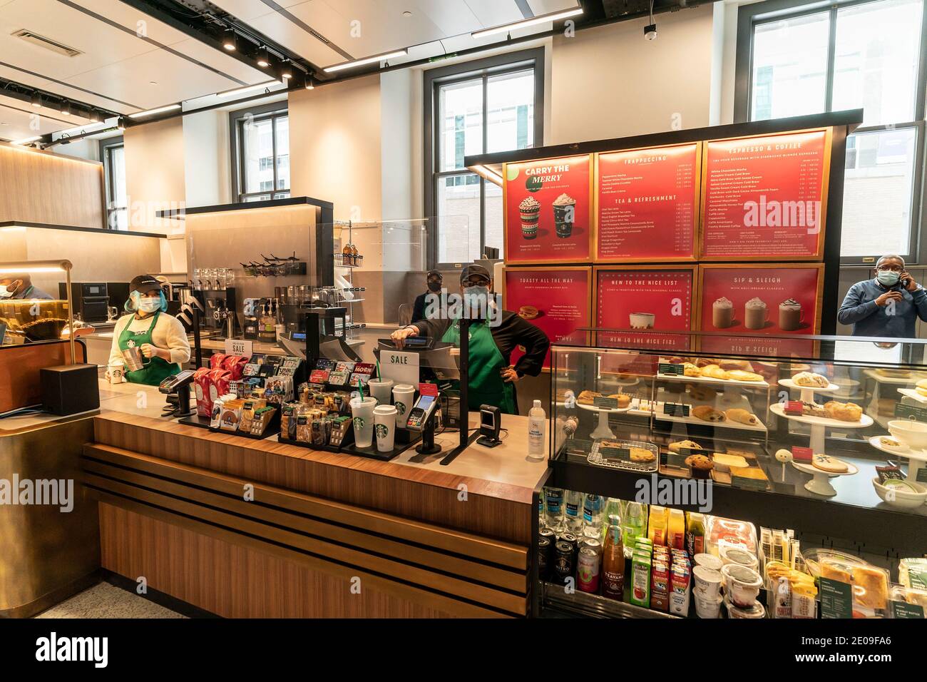 New York, États-Unis. 30 décembre 2020. Café Starbucks à l'intérieur du Moynihan train Hall à New York le 30 décembre 2020, lors de l'annonce de l'ouverture officielle par le gouverneur Andrew Cuomo. Le hall a été nommé d'après le regretté sénateur américain Daniel Patrick Moynihan qui voulait transformer l'ancien bâtiment de poste en centre de transport. Au cours du projet, les puits de lumière originaux ont été restaurés. (Photo de Lev Radin/Sipa USA) crédit: SIPA USA/Alay Live News Banque D'Images