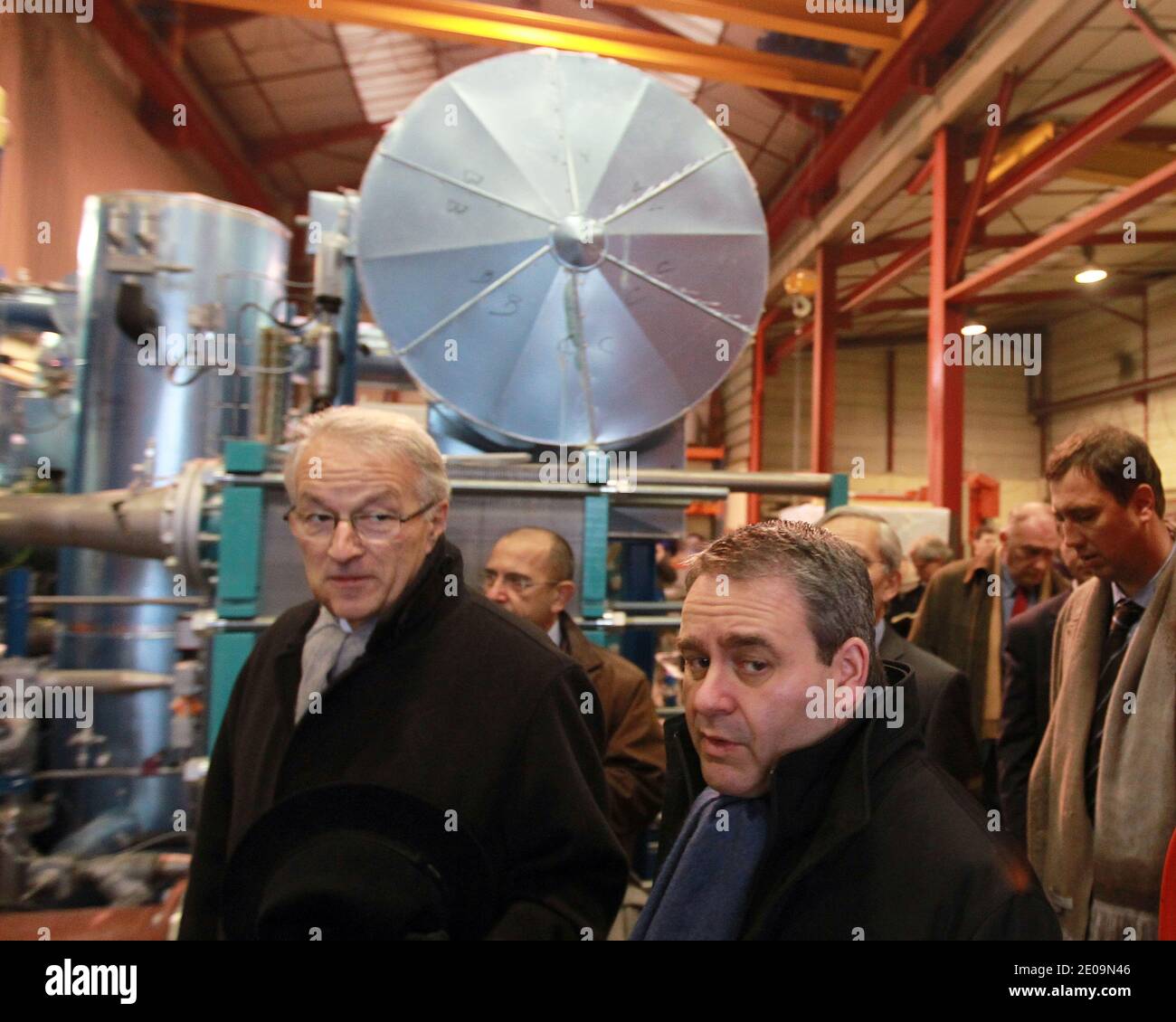 Xavier Bertrand, ministre français du travail, de l'emploi et de la santé, visite la société Clisger à Brignais, près de Lyon, le 2 février 2012. Spécialisée dans les systèmes de refroidissement professionnels, la société forme des employés non qualifiés avant de les embaucher, dans le cadre du programme PEO du gouvernement français (Preparation Operationnelle a l'emploi - formation opérationnelle pour l'emploi). Photos de Vincent Dargent/ABACAPRESS.COM Banque D'Images