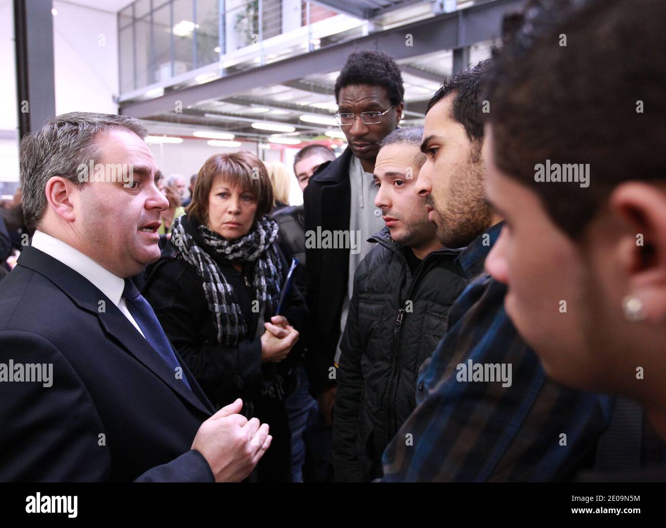 Xavier Bertrand, ministre français du travail, de l'emploi et de la santé, visite la société Clisger à Brignais, près de Lyon, le 2 février 2012. Spécialisée dans les systèmes de refroidissement professionnels, la société forme des employés non qualifiés avant de les embaucher, dans le cadre du programme PEO du gouvernement français (Preparation Operationnelle a l'emploi - formation opérationnelle pour l'emploi). Photos de Vincent Dargent/ABACAPRESS.COM Banque D'Images