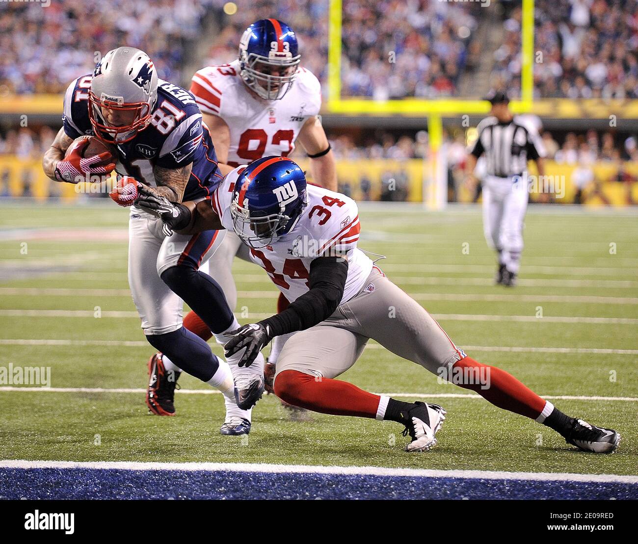 L'extrémité serrée Aaron Hernandez (81) des New England Patriots évite l'attaque de la sécurité forte Deon Grant (34) des New York Giants à marquer sur l'ouverture de la deuxième moitié du Super Bowl XLVI au stade Lucas Oil à Indianapolis, Indiana, USA le 05 février 2012. Photo de Lionel Hahn/ABACAPRESS.COM Banque D'Images