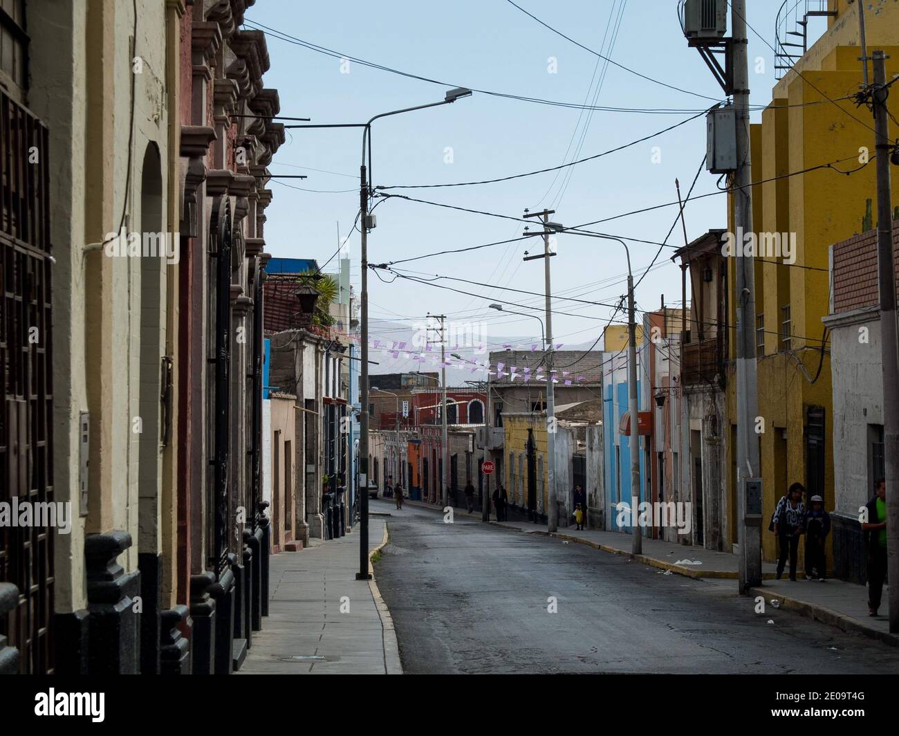 Des bâtiments de style colonial espagnol colorés bordent une rue vide à Arequipa, au Pérou Banque D'Images