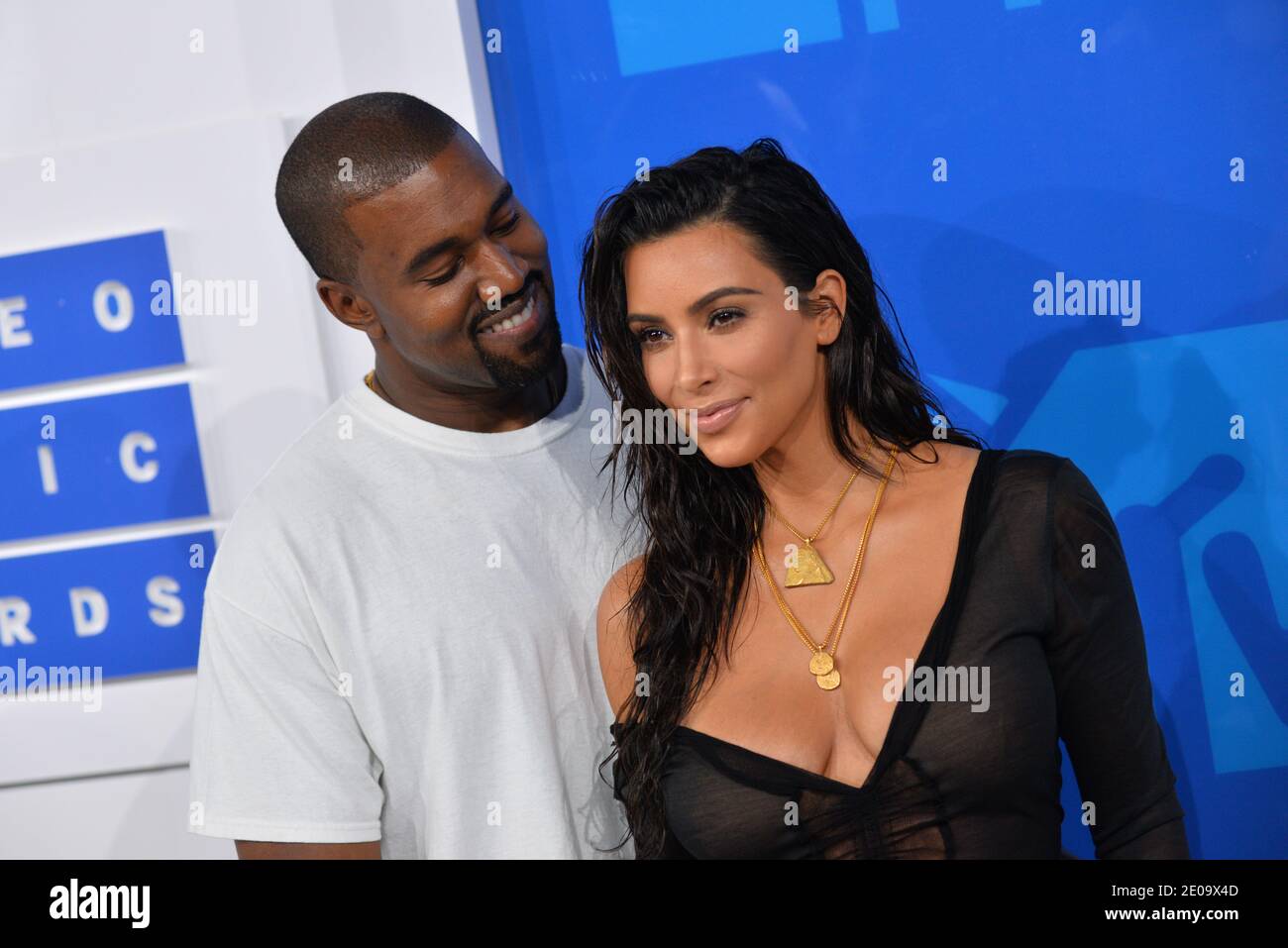 La personnalité de la télévision Kim Kardashian West et l'artiste d'enregistrement Kanye West arrivent aux MTV Video Music Awards 2016 à Madison Square Garden le 28 août 20 Banque D'Images