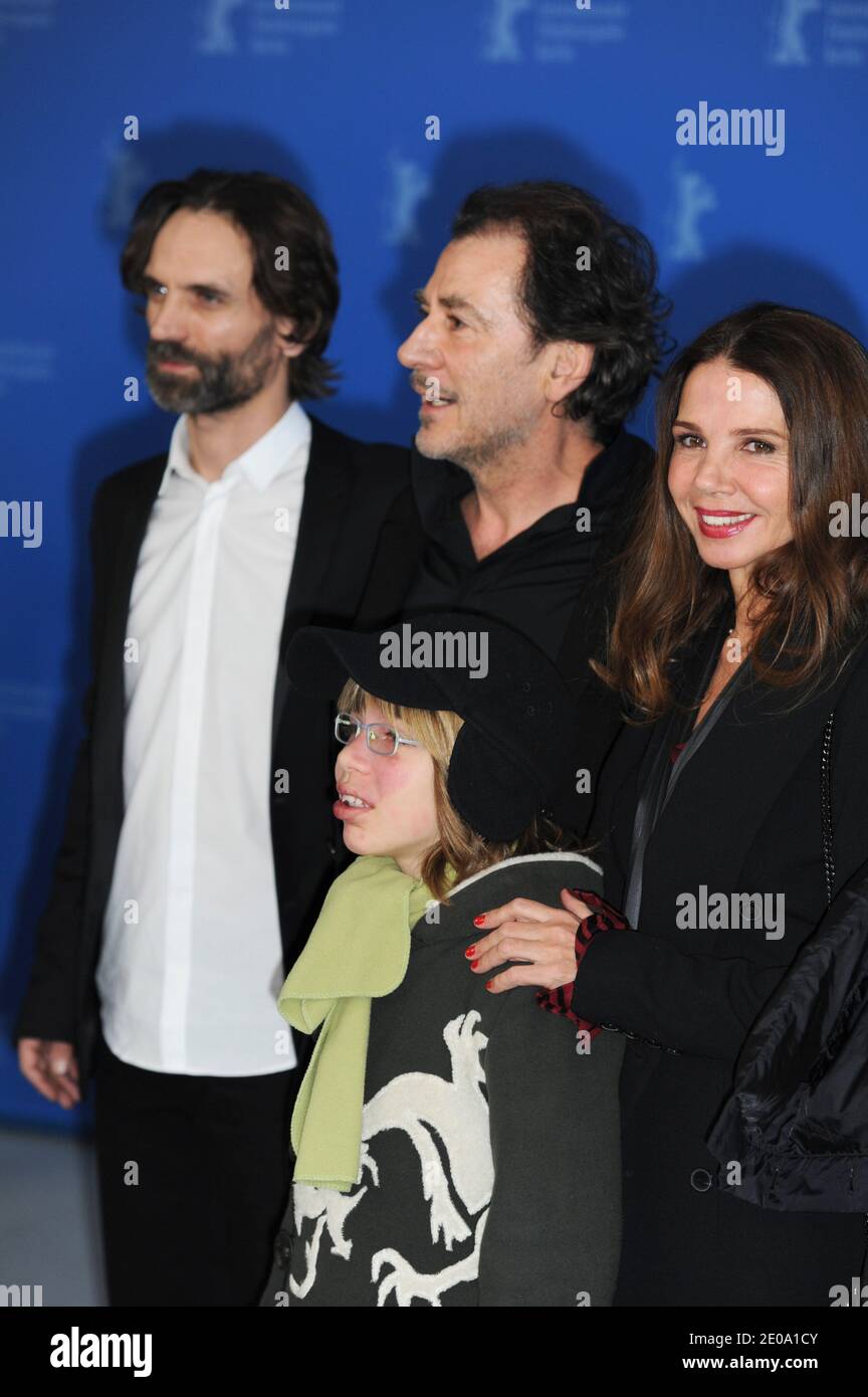 L'acteur Arben Bajraktaraj, l'actrice Victoria Abril, la réalisatrice Teona Strugar Mitevska et l'actrice Labina Mitevska assistent à la séance photo « la femme qui a balayé ses larmes » du 62e Festival international du film de Berlin, à Berlin, en Allemagne, du 10 au 24 février 2012. La 62e Berlinale a lieu du 09 au 19 février. Photo d'Aurore Marechal/ABACAPRESS.COM Banque D'Images