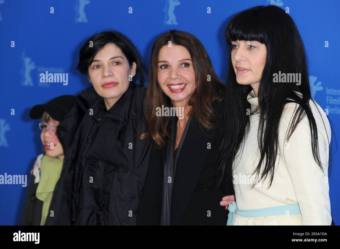 La directrice Teona Strugar Mitevska et les actrices Victoria Abril et Labina Mitevska assistent à la séance photo « la femme qui a balayé ses larmes » pour le 62e Festival international du film de Berlin, à Berlin, en Allemagne, du 10 au 24 février 2012. La 62e Berlinale a lieu du 09 au 19 février. Photo d'Aurore Marechal/ABACAPRESS.COM Banque D'Images