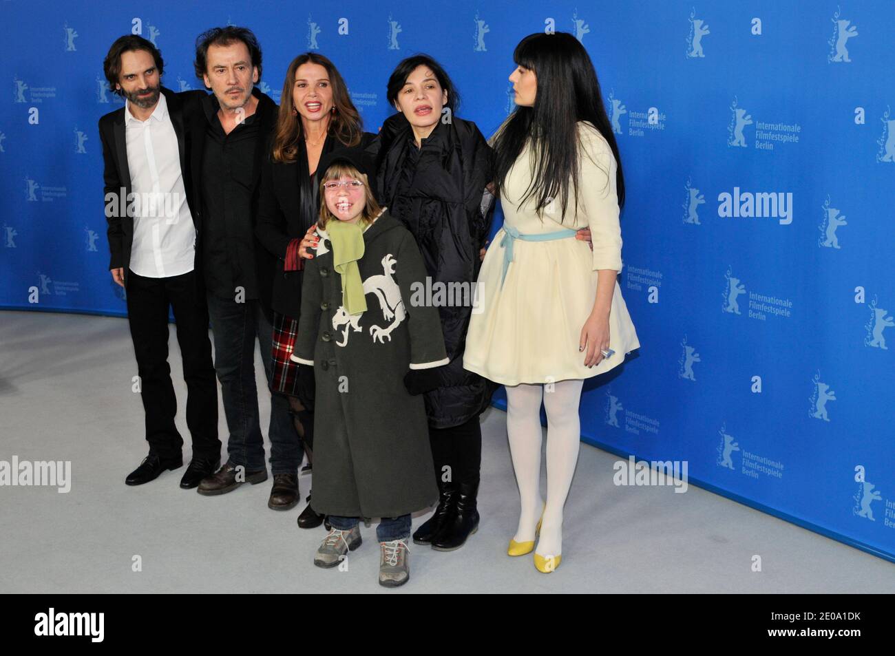 Les acteurs Arben Bajraktaraj, Jean Marie Galey, l'actrice Victoria Abril, la réalisatrice Teona Strugar Mitevska, l'actrice Labina Mitevska et l'invitée assistent à la photocall "la femme qui a arrache ses larmes" pour le 62e Festival International du film de Berlin, à Berlin, en Allemagne, du 10 au 28 février 2012. La 62e Berlinale a lieu du 09 au 19 février. Photo d'Aurore Marechal/ABACAPRESS.COM Banque D'Images