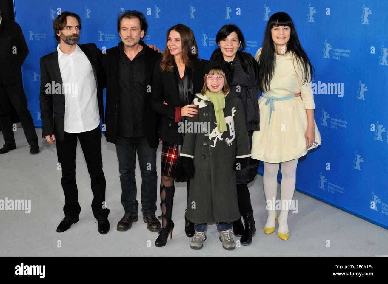 Les acteurs Arben Bajraktaraj, Jean Marie Galey, l'actrice Victoria Abril, la réalisatrice Teona Strugar Mitevska, l'actrice Labina Mitevska et l'invitée assistent à la photocall "la femme qui a arrache ses larmes" pour le 62e Festival International du film de Berlin, à Berlin, en Allemagne, du 10 au 28 février 2012. La 62e Berlinale a lieu du 09 au 19 février. Photo d'Aurore Marechal/ABACAPRESS.COM Banque D'Images
