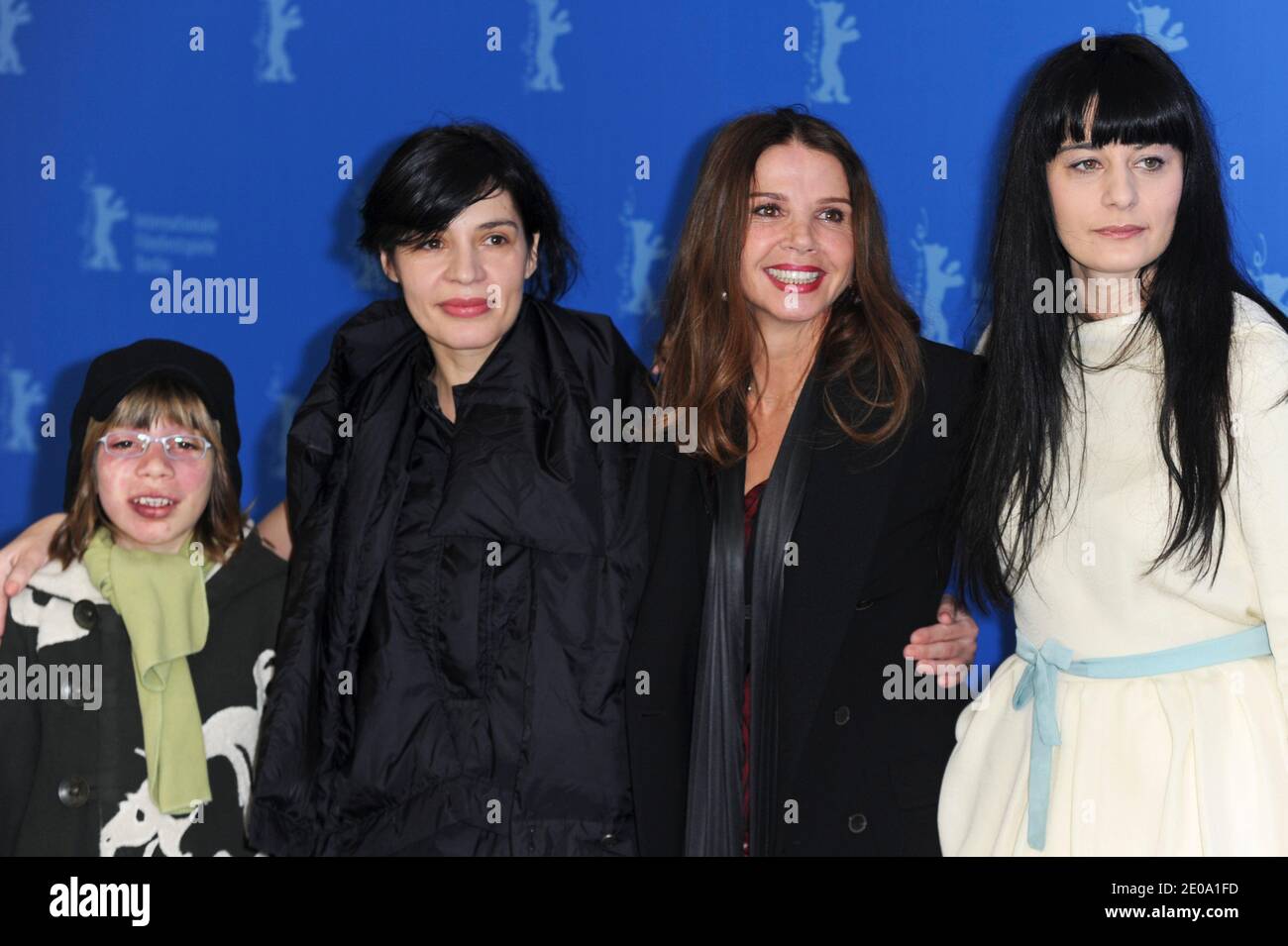 La directrice Teona Strugar Mitevska et les actrices Victoria Abril et Labina Mitevska assistent à la séance photo « la femme qui a balayé ses larmes » pour le 62e Festival international du film de Berlin, à Berlin, en Allemagne, du 10 au 24 février 2012. La 62e Berlinale a lieu du 09 au 19 février. Photo d'Aurore Marechal/ABACAPRESS.COM Banque D'Images