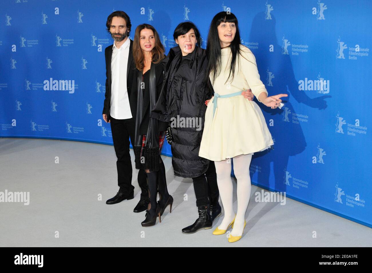 L'acteur Arben Bajraktaraj, l'actrice Victoria Abril, la réalisatrice Teona Strugar Mitevska et l'actrice Labina Mitevska assistent à la séance photo « la femme qui a balayé ses larmes » du 62e Festival international du film de Berlin, à Berlin, en Allemagne, du 10 au 24 février 2012. La 62e Berlinale a lieu du 09 au 19 février. Photo d'Aurore Marechal/ABACAPRESS.COM Banque D'Images