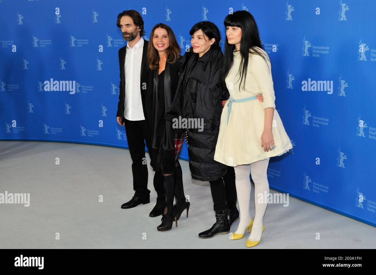 L'acteur Arben Bajraktaraj, l'actrice Victoria Abril, la réalisatrice Teona Strugar Mitevska et l'actrice Labina Mitevska assistent à la séance photo « la femme qui a balayé ses larmes » du 62e Festival international du film de Berlin, à Berlin, en Allemagne, du 10 au 24 février 2012. La 62e Berlinale a lieu du 09 au 19 février. Photo d'Aurore Marechal/ABACAPRESS.COM Banque D'Images