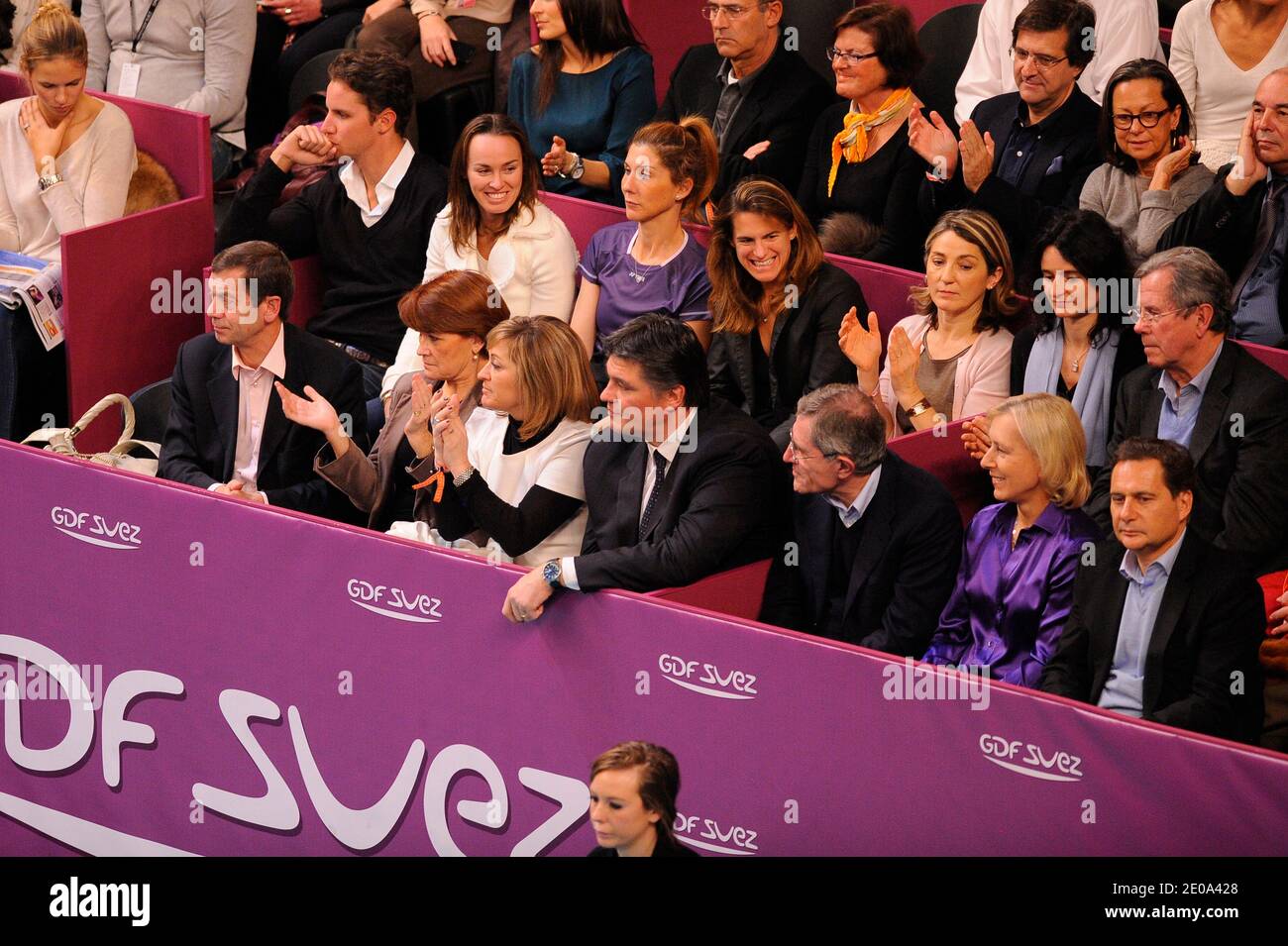 Thibault Hutin(L), Martina Hingis, Amélie Mauresmo, Président du Conseil constitutionnel français Jean Louis Debre, Ministre français des Sports David Douillet (R) et son épouse Valérie (C) et Claude Greff (L), Premier ministre français de Familly Matters, Directeur général de GDF Suez Gerard Mestrallet, MARTINA Navratilova, ANCIENNE joueuse AMÉRICAINE, et Eric Besson, ministre français de l'Industrie, assistent au match de tennis final, Marion Bartoli, en France, contre Angelique Curber, en Allemagne, lors du tournoi WTA Open GDF Suez au stade Pierre Courbertin à Paris, en France, le 12 février 2012. Curber remporte 7-6 (7/3), 5-7, 6-3. Pho Banque D'Images