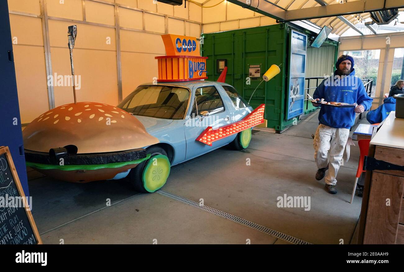 Saint-Louis, États-Unis d'Amérique. 30 décembre 2020. L'original 1975 AMC Pacer utilisé dans le film Nickelodeon 'Good Burger' 1997 a été acheté, restauré et placé à l'intérieur de Hi-Pointe Drive-in à St. Louis le mercredi 30 décembre 2021. Le propriétaire Mike Johnson a acheté la voiture pour $10,000 en avril 2019. À l'époque, la voiture ne parvenait pas à courir et avait 999,999 milles dessus. Johnson a dépensé 25,000 000 $ de plus pour le restaurer complètement. Le Hi-Pointe Drive-in est spécialisé dans les hamburgers. Photo par Bill Greenblatt/UPI crédit: UPI/Alay Live News Banque D'Images