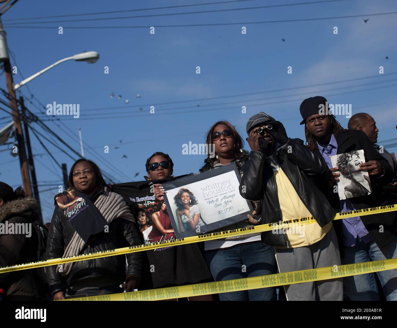 Les fans de Whitney Houston se réunissent à proximité de l'église baptiste de New Hope où le service funéraire de Singers se tient aujourd'hui à Newark, NY, USA, le 18 février 2012. Photo par Andrew Kelly/ABACAPRESS.COM Banque D'Images