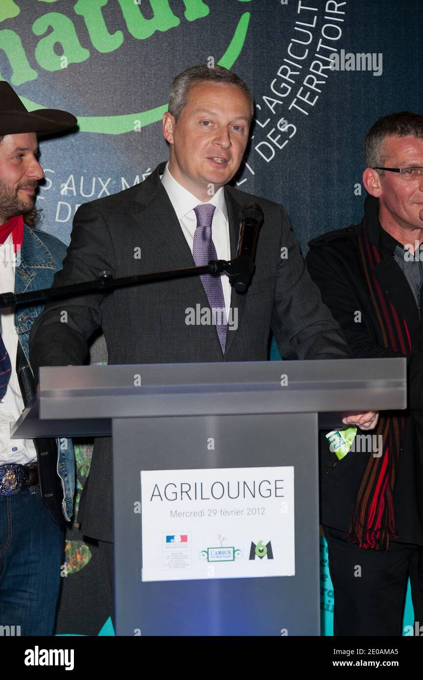 Bruno le Maire, ministre français de l'Agriculture et de la pêche, assiste à une fête et à l'exposition de photographie du salon de télévision l'Amour est dans le Pre lors de la Foire agricole de Paris 2012 qui s'est tenue au Parc des Expositions de la porte de Versailles, Paris, France, le 29 février 2012. Photo de Nicolas Genin/ABACAPRESS.COM Banque D'Images