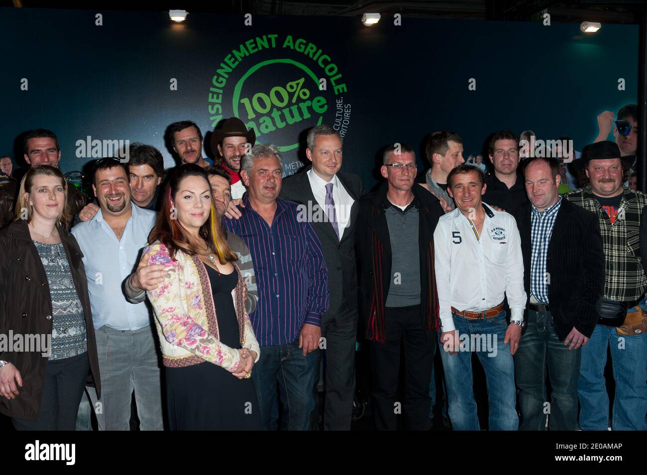 Princesse française Hermine de Clermont-Tonnerre, ministre français de l'Agriculture et de la pêche Bruno le Maire et la diffusion de TV Show l'amour est dans le pré : Alexis, Benjamin, Benoit, Céline, Didier, Fabien, Jean-Claude, Jean-Michel, Karine, Loic, Matthieu, Philippe, Raymond, Sylvain et Valerie assistent à une fête et à l'exposition de photographie du salon de télévision l'Amour est dans le Pre lors de la Foire agricole de Paris 2012 qui s'est tenue au Parc des Expositions de la porte de Versailles, Paris, France, le 29 février 2012. Photo de Nicolas Genin/ABACAPRESS.COM Banque D'Images