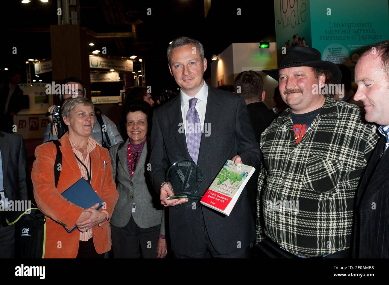 Le ministre français de l'Agriculture et de la pêche, Bruno le Maire et Pascal, assistent à une fête et à l'exposition de photographie du salon de télévision l'Amour est dans le Pre lors de la Foire agricole de Paris 2012 qui s'est tenue au parc des expositions de la porte de Versailles, Paris, France, le 29 février 2012. Photo de Nicolas Genin/ABACAPRESS.COM Banque D'Images