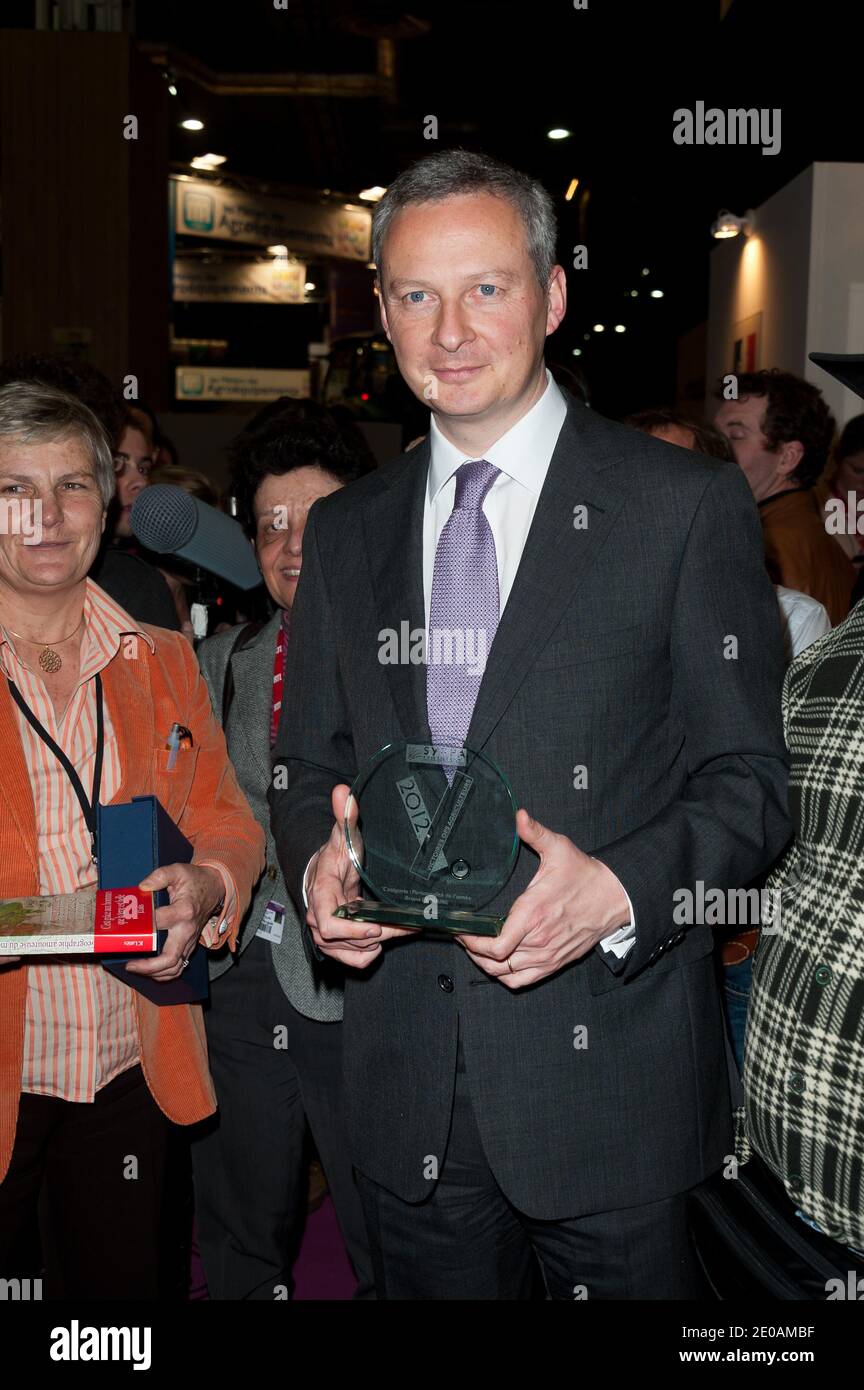 Bruno le Maire, ministre français de l'Agriculture et de la pêche, assiste à une fête et à l'exposition de photographie du salon de télévision l'Amour est dans le Pre lors de la Foire agricole de Paris 2012 qui s'est tenue au Parc des Expositions de la porte de Versailles, Paris, France, le 29 février 2012. Photo de Nicolas Genin/ABACAPRESS.COM Banque D'Images