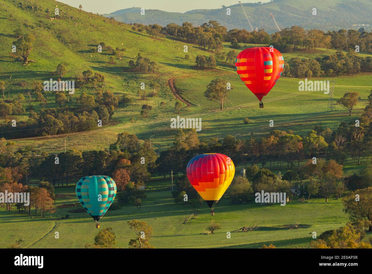 CANBERRA, le 10 MARS 2020. Ballons d'air chaud à la recherche de certains endroits où atterrir pendant le festival annuel de ballons. Utilisation éditoriale. Banque D'Images