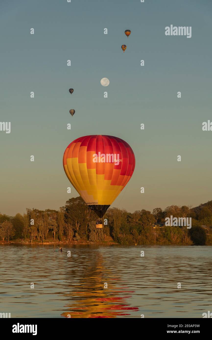 CANBERRA, le 11 MARS 2020. Ballon d'air chaud qui coule au-dessus du lac pendant le festival annuel de ballons. Utilisation éditoriale. Banque D'Images