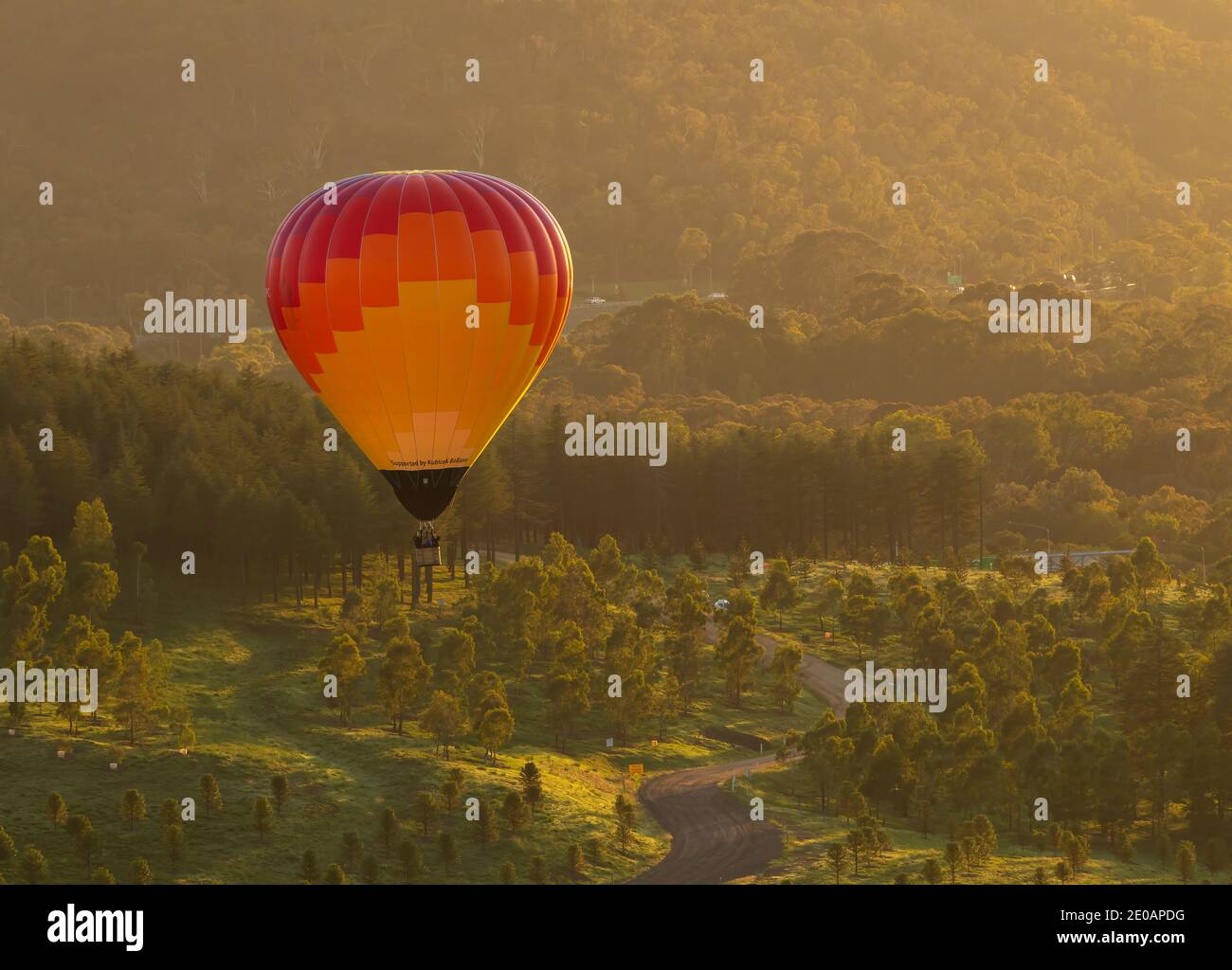 CANBERRA, le 10 MARS 2020. Montgolfière survolant l'Arboretum lors du festival annuel des ballons. Utilisation éditoriale. Banque D'Images