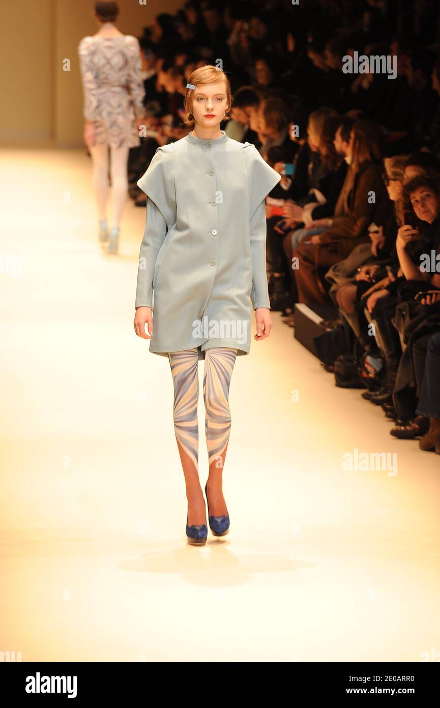 Un modèle présente une création des designers Mark Eley et Wakako Kishimoto pour le salon de la collection Cacharel automne-hiver 2012-2013 prêt-à-porter qui s'est tenu au Grand Palais, à Paris, en France, le 3 mars 2012. Photo de Nicolas Briquet/ABACAPRESS.COM Banque D'Images