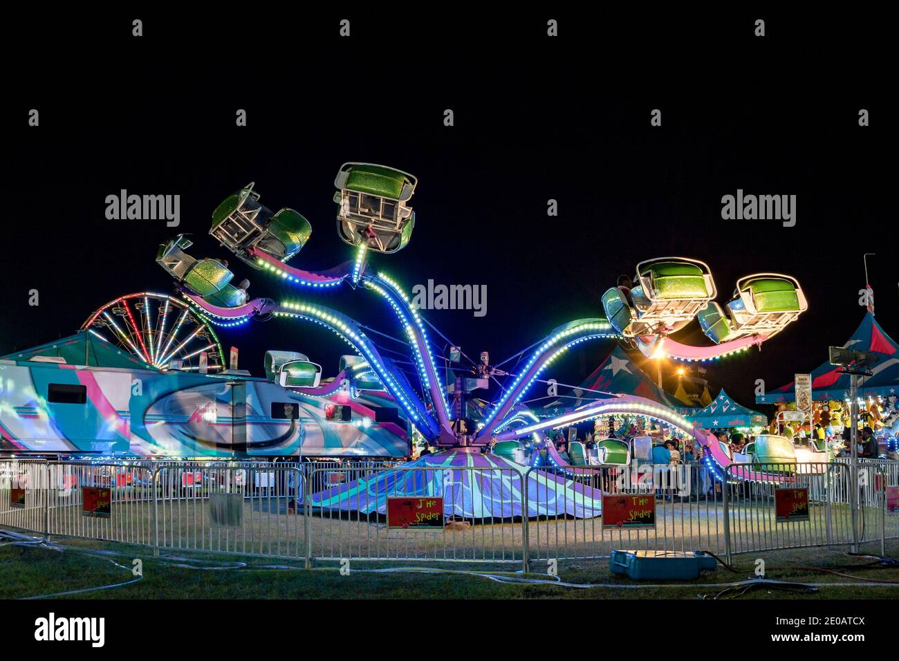 Tour de carnaval à la filature colorée dans une foire du comté, une foire de l'État ou une foire nationale à Montgomery Alabama, États-Unis. Banque D'Images