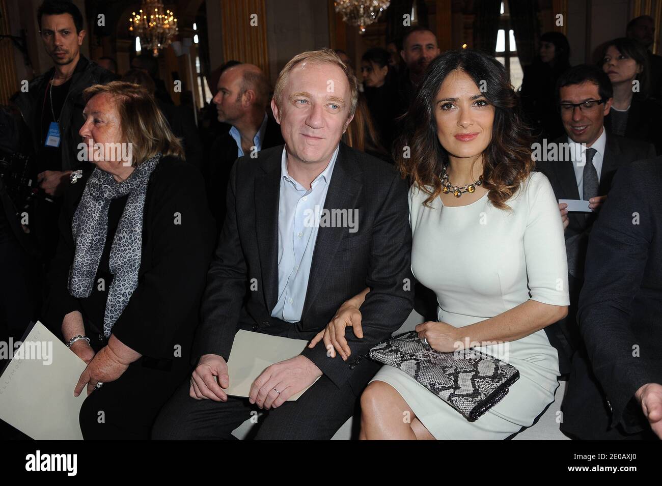 Maryvonne Pinault, François-Henri Pinault et sa femme Salma Hayek ont assisté au salon de la collection prêt-à-porter de Stella McCartney, automne-hiver 2012-2013, qui s'est tenu à l'hôtel de ville de Paris à Paris, en France, le 5 mars 2012. Photo de Nicolas Briquet/ABACAPRESS.COM Banque D'Images