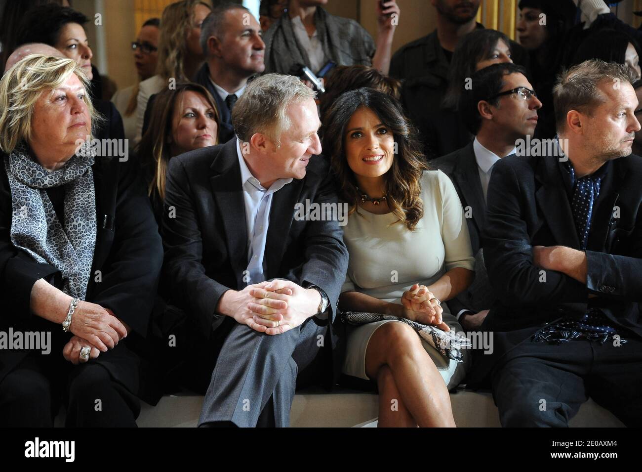 Maryvonne Pinault, François-Henri Pinault et sa femme Salma Hayek ont assisté au salon de la collection prêt-à-porter de Stella McCartney, automne-hiver 2012-2013, qui s'est tenu à l'hôtel de ville de Paris à Paris, en France, le 5 mars 2012. Photo de Nicolas Briquet/ABACAPRESS.COM Banque D'Images