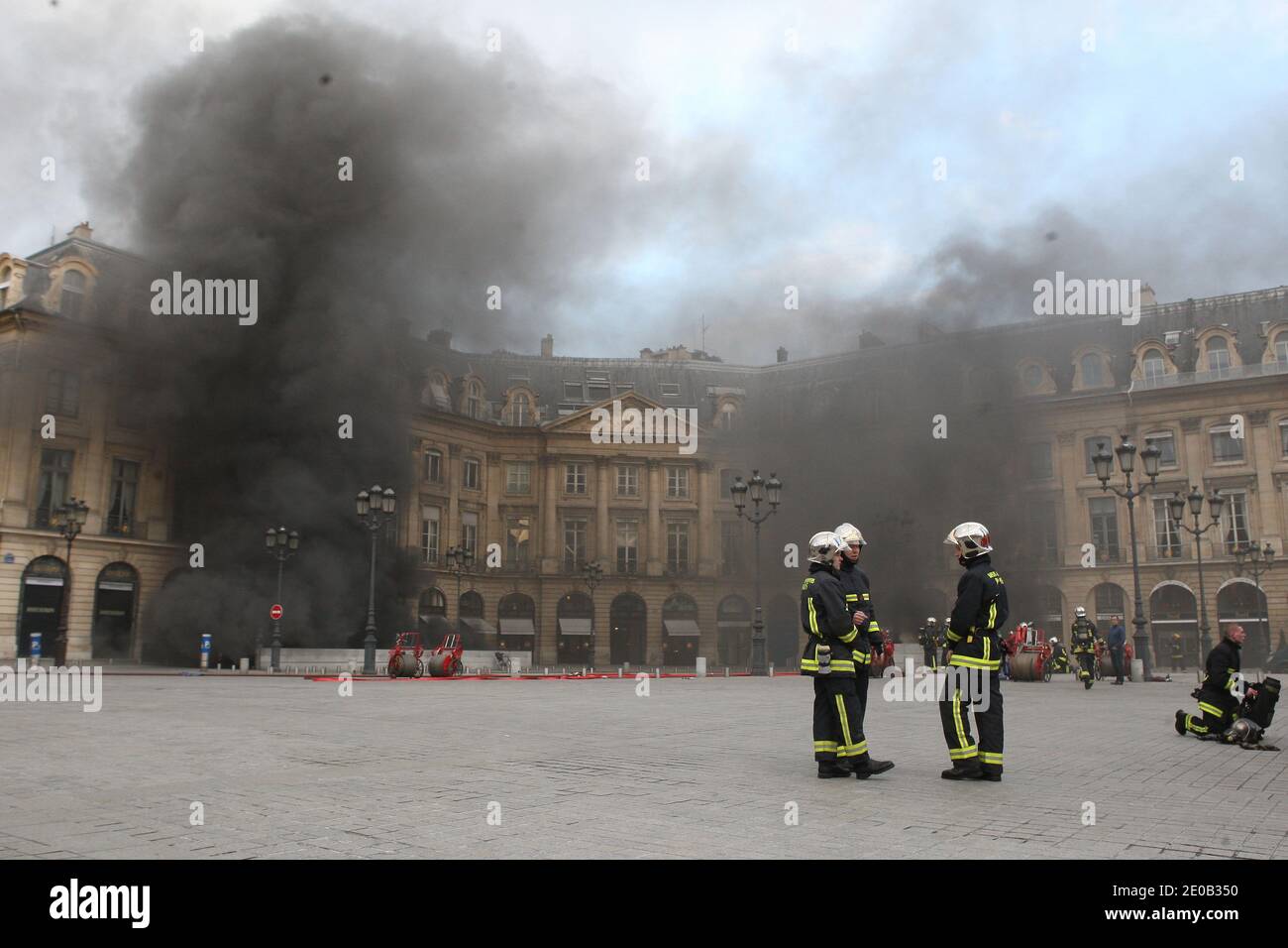 Un incendie violent a eclate dans un parking souterrain situe sur la place Vendome a Paris en France le 8 mars 2012. 90 pompiers ont ete envoyes pour combattre le feu. Deux