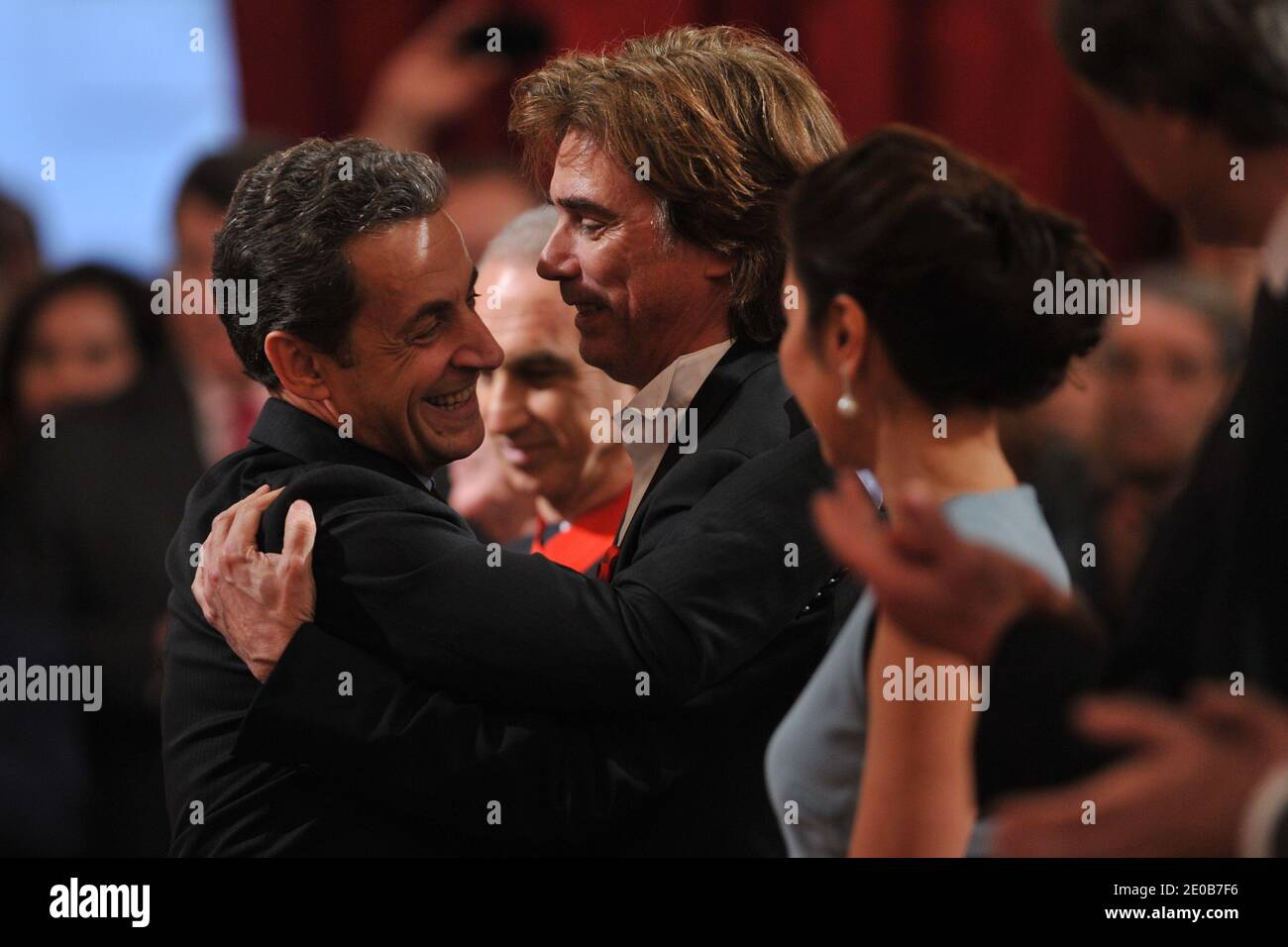 Le président français Nicolas Sarkozy décerne le prix de Jean-Michel Jarre  lors d'une cérémonie à l'Elysée à Paris, en France, le 14 mars 2012. Photo  de Christophe Guibbbaud/ABACAPRESS.COM Photo Stock - Alamy