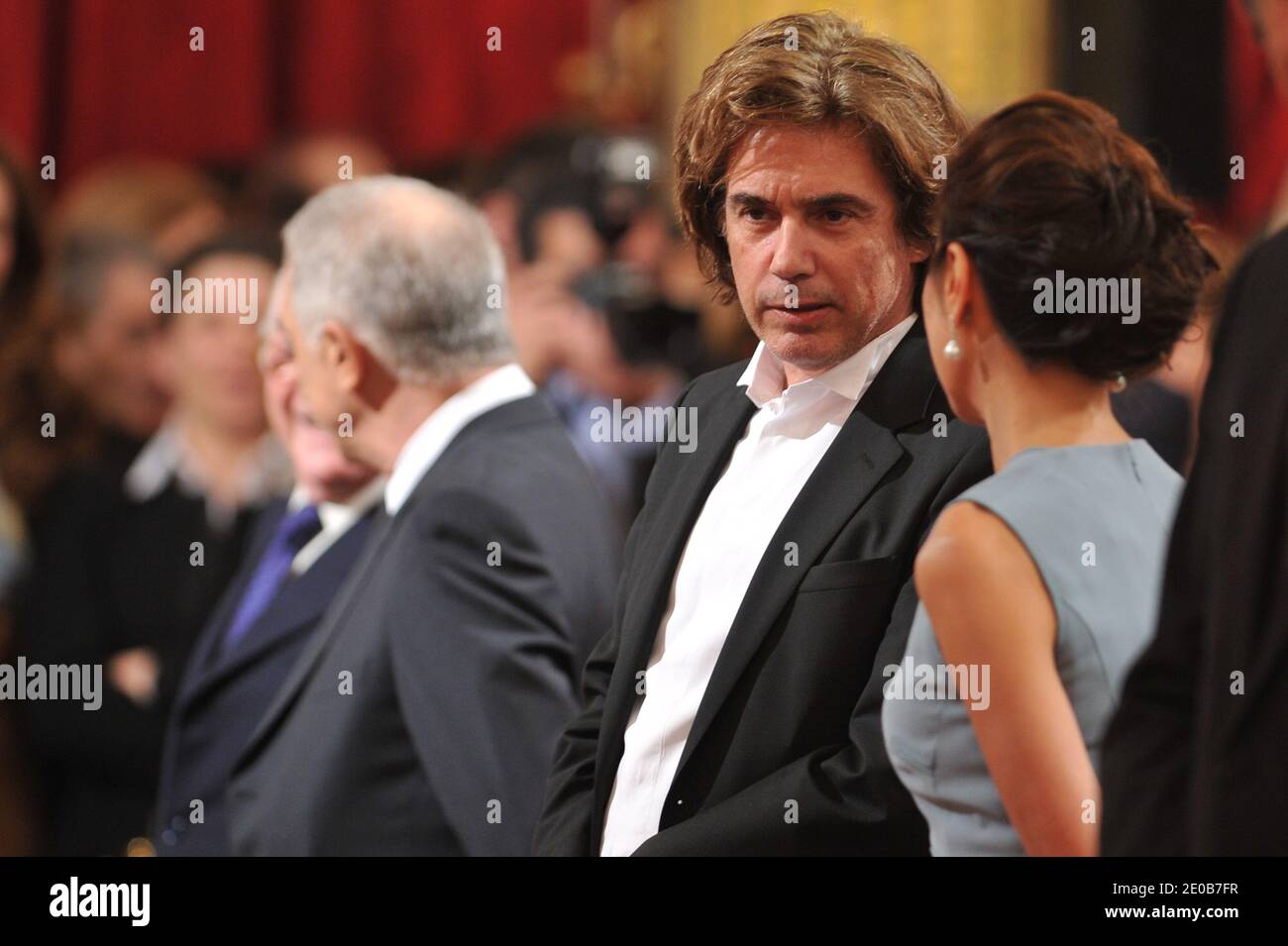 Jean-Michel Jarre et Michelle Yeoh sont photographiés avant que le  président français Nicolas Sarkozy ne décerne plusieurs figures lors d'une  cérémonie à l'Elysée à Paris, en France, le 14 mars 2012. Photo