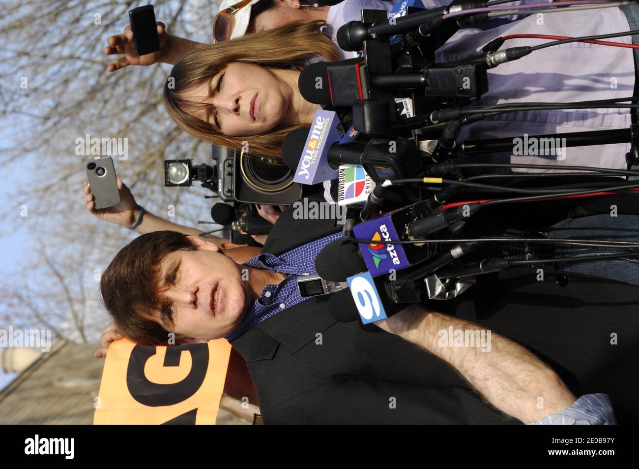 L'ancien gouverneur de l'Illinois, Rod Blagojevich, avec son épouse Patti, s'est entretenu avec les médias et les anciens électeurs devant sa maison de Ravenswood le dernier jour de liberté, avant de se rendre en prison pour corruption à Chicago, il, États-Unis, le 14 mars 2012. Des partisans étaient également présents pour encourager le public à signer une pétition pour sa grâce. Beaucoup croient en son innocence tandis que d'autres croient simplement que sa condamnation était trop sévère. Photo de Cindy Barrymore/ABACAPRESS.COM Banque D'Images