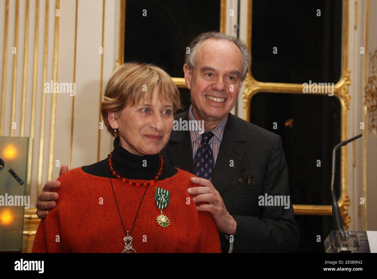 Olga Sedakova pose après avoir été honorée Chevalier dans l'ordre des Arts  et lettres par le ministre français de la Culture, Frédéric Mitterrand,  lors d'une cérémonie concernant le salon du Livre de