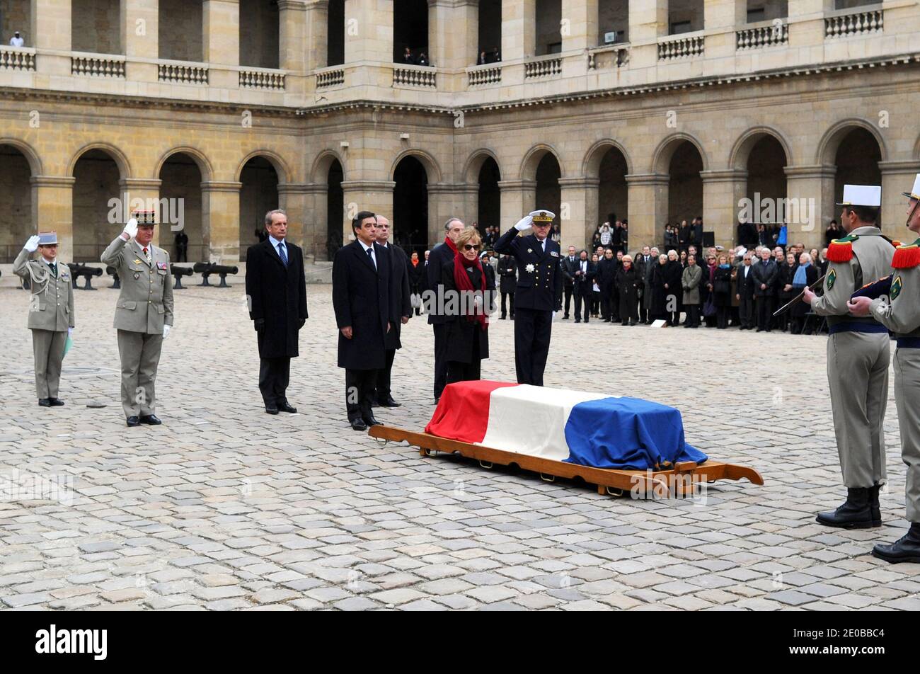 Patricia Schoendoerffer (2e R), le Premier ministre français François Fillon (C), le ministre français de la Défense Gerard Longuet (3e L) se tiennent devant le cercueil du cinéaste français, romancier et correspondant de guerre, regretté oscar Pierre Schoendoerffer, le 19 mars 2012 aux Invalides à Paris, lors de la cérémonie funéraire. SCHOENDOERFFER, dont l'expérience de prisonnier pendant la guerre d'Indochine a alimenté son travail, est décédé le 14 mars, à l'âge de 83 ans. Photo de Martin Bureau/Pool/ABACAPRESS.COM Banque D'Images