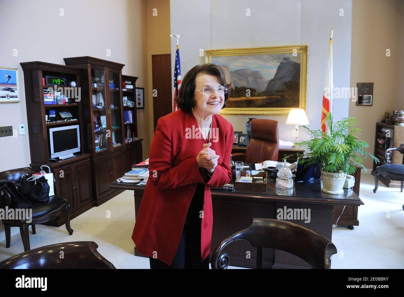 La sénatrice Dianne Feinstein (D-CA) pose dans son bureau de Capitol Hill à Washington, DC, USA, le 19 mars 2012. Photo par Olivier Douliery/ABACAPRESS.COM Banque D'Images