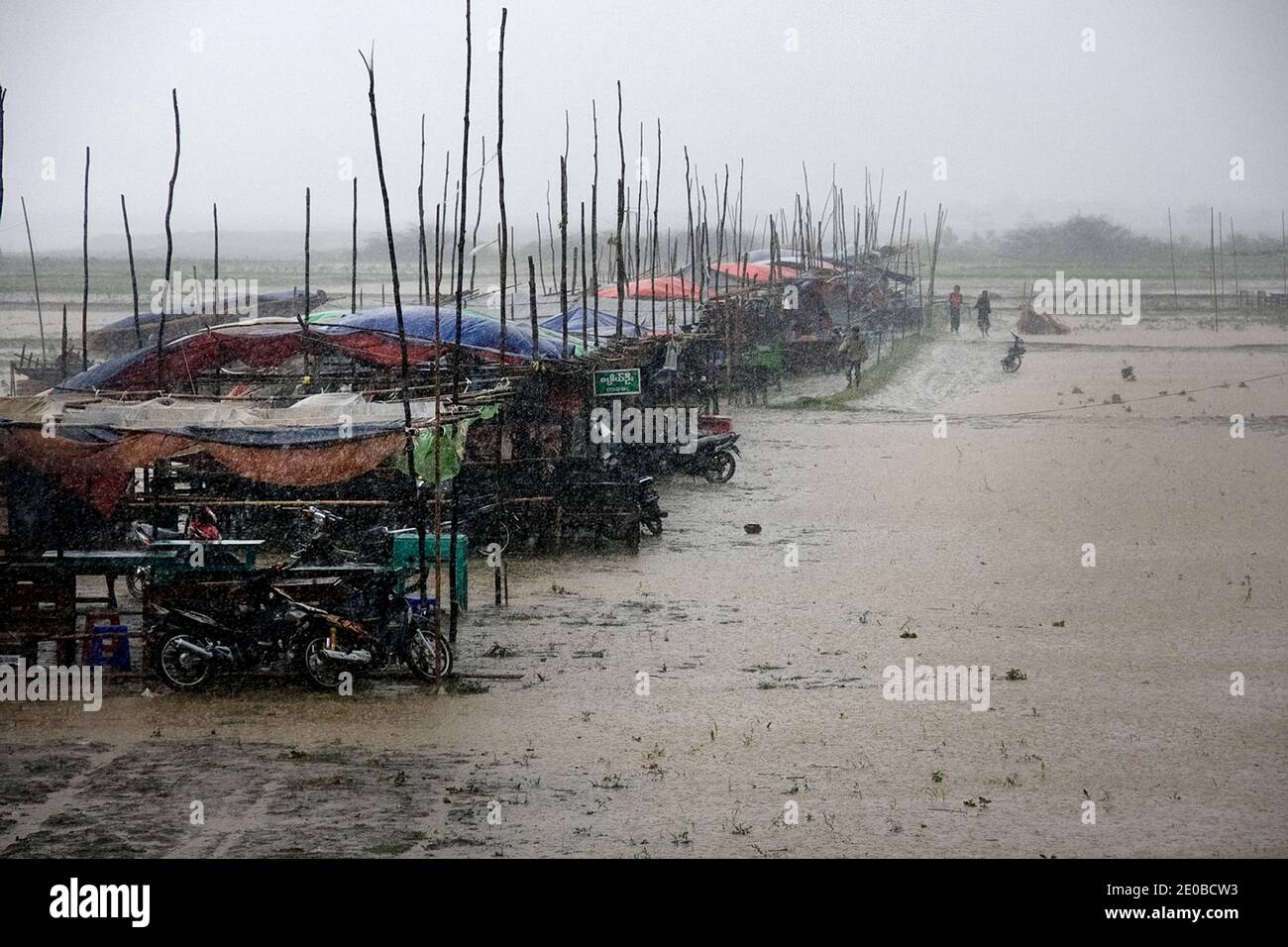 Lors d'une immense cérémonie de funérailles de Sayar Taw U Agga Wun Tha (le fameux moine), une chose inattendue comme la pluie de tempête arrive, ce qui rend tout le monde déçu dans un village près de Mandalay, Myanmar, le 9 mai 2011. Photo de Pyay Kyaw Myint/Jazz Editions/ABACAPRESS.COM Banque D'Images