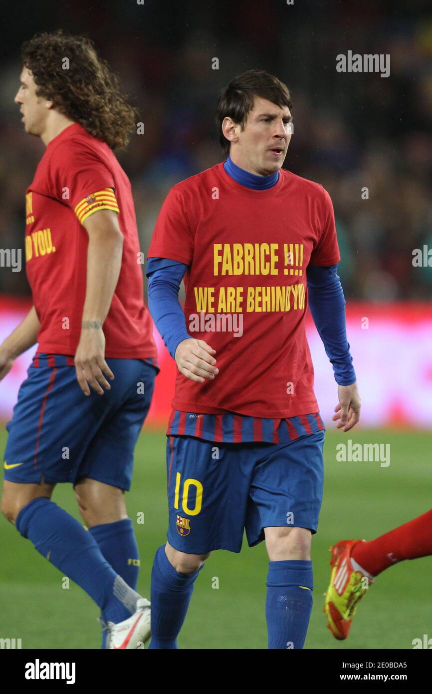 Lionel Messi, de Barcelone, porte des T-shirts pour soutenir le milieu de terrain anglais de Bolton Wanderers, Fabrice Muamba, lors du match de football espagnol de la Liga, FC Barcelone contre Grenade, au stade Camp Nou de Barcelone, en Espagne, le 20 mars 2012. Barcelone a gagné 5-3. Photo de Manuel Blondeau/ABACAPRESS.COM Banque D'Images