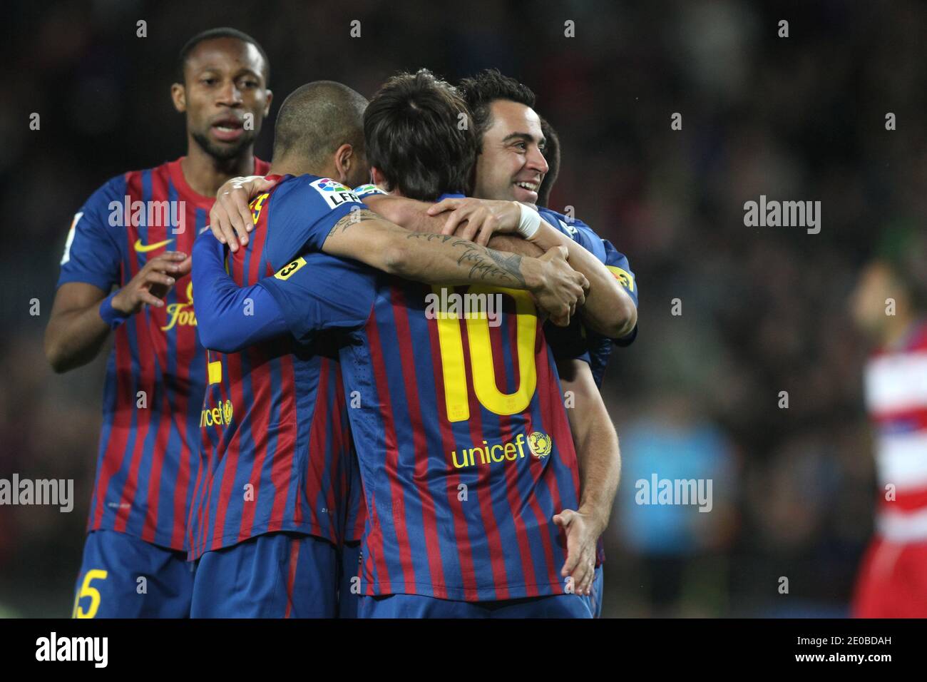 Xavi Hernandez du FC Barcelona (R) célèbre avec ses coéquipiers marquant le but d'ouverture lors du match de la Liga entre le FC Barcelone et Grenade au stade Camp Nou, le 20 mars 2012 à Barcelone, Espagne. Banque D'Images