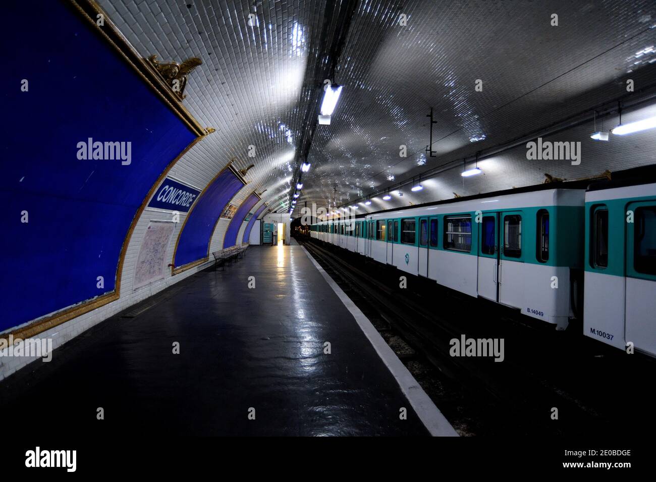 Visite de la station de métro fermée appelée porte des Lilas Cinema lors de  l'opération 'Paris face Cachee' où les Parisiens ont été autorisés à  visiter des parties secrètes ou non du