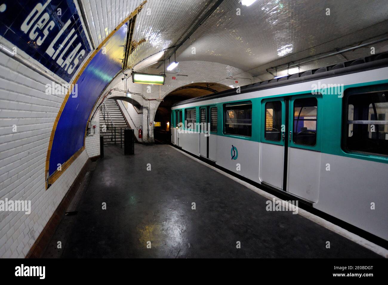 Visite de la station de métro fermée appelée porte des Lilas Cinema lors de  l'opération 'Paris face Cachee' où les Parisiens ont été autorisés à  visiter des parties secrètes ou non du