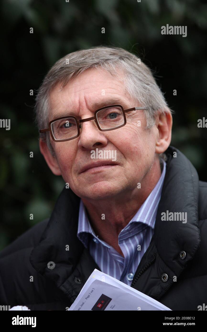 Christian Etelin, avocat de Mohamed Merah, s'adresse à la presse près de la résidence Belle Paule, le 22 mars 2012, à Toulouse, dans le sud-ouest de la France, après l'assaut sur le quartier assiégé du militant Al-Qaïda Mohamed Merah. Mohamed Merah est mort dans l'assaut et a « sauté de la fenêtre encore en train de tirer », a déclaré le ministre de l'intérieur Claude Guant aux journalistes, ajoutant que Merah avait attaqué la police « avec une violence extrême » après avoir explosé hors de la salle de bains. Phot oby Manuel Blondau/ABACAPRESS.COM Banque D'Images