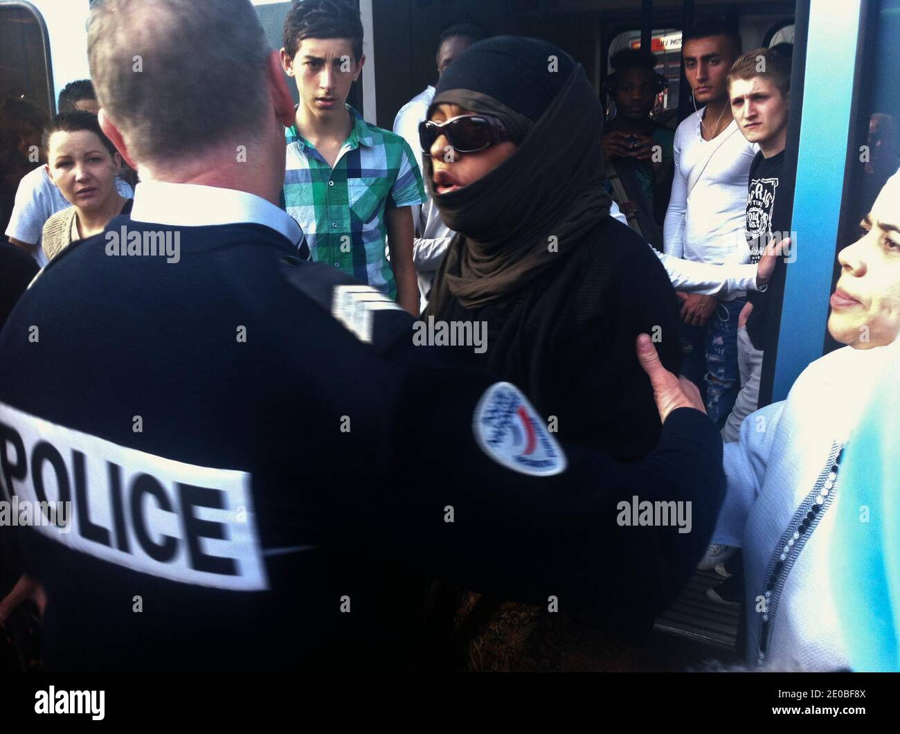 EXCLUSIF. Une femme voilée est en garde à vue après une marche silencieuse  qui a eu lieu à Sotteville, dans la banlieue nord-française de Rouen, le 24  mars 2012, pour la mémoire