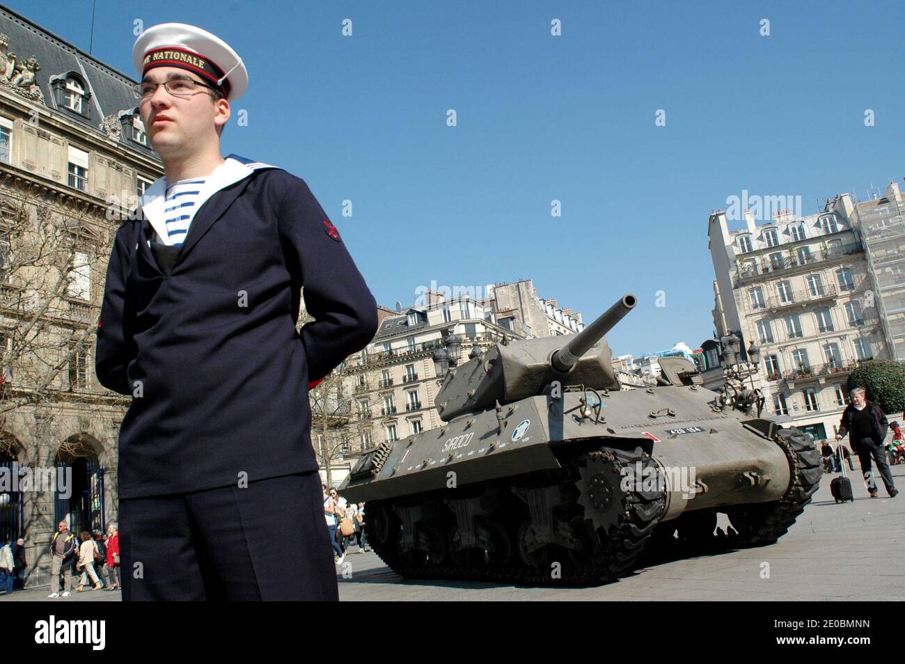 La Marine française expose un des chars de la RBFM sur la place de l'Hôtel de ville de Paris, France, le 27 mars 2012. La capitulation publique sur la place de l'Hôtel de ville où être exposé et présenté par les marines un des chars de la RBFM ainsi qu'un hors-bord de bateau de commando escads marine, à partir de 9 heures du matin photo par Alain Apaydin/ABACAPRESS.COM Banque D'Images