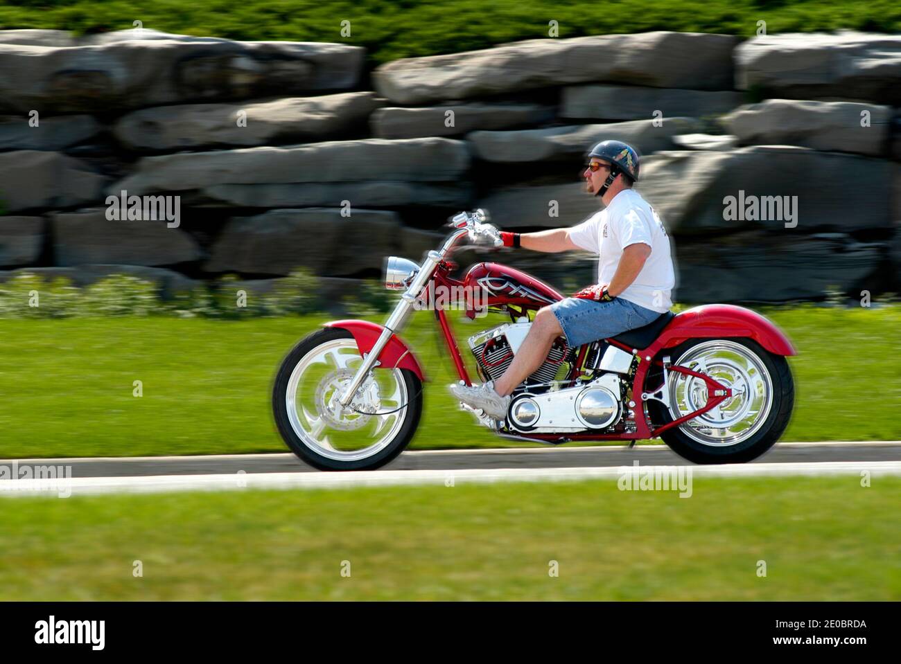Homme portant un casque de protection sur une moto rouge pour le plaisir Banque D'Images