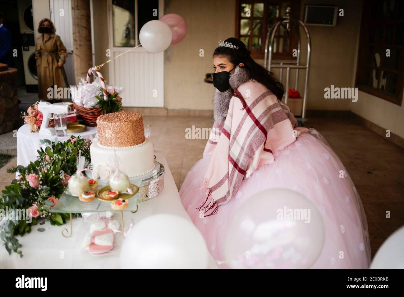 Daphne Munoz Se Tient Devant Son Gateau Lors De Sa Celebration De La Quinceanera A Venir Chez Les 15 Ans Au Milieu De L Epidemie De Coronavirus Covid 19 A Ciudad Juarez Au Mexique