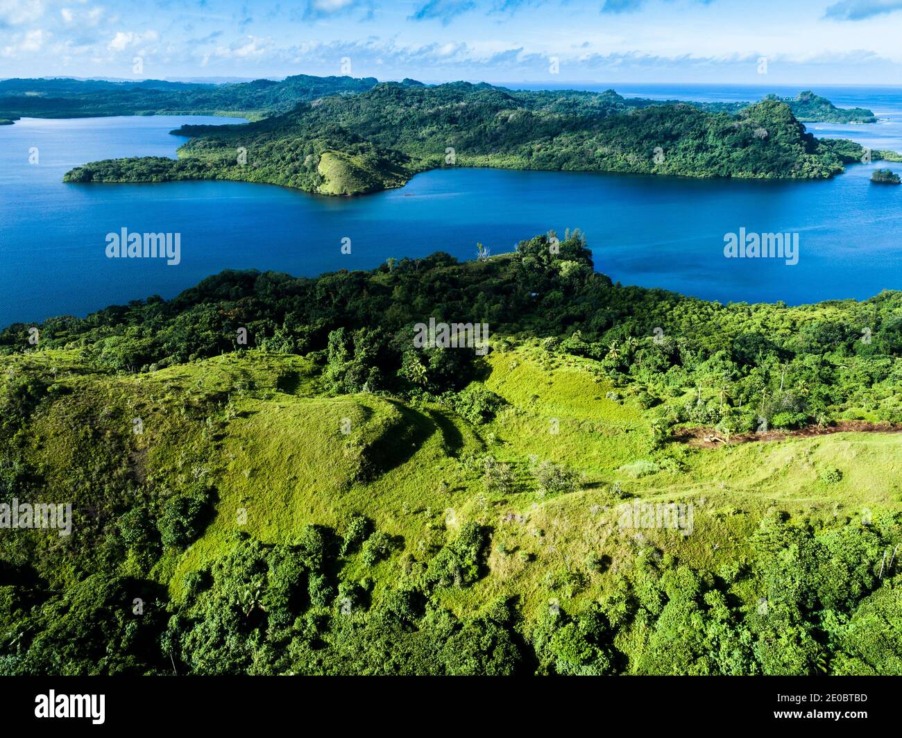 Océan Pacifique et ruine locale appelé KED, également terrasse, est sculptée forme de relief de colline, Aimeliik, île de Babeldaob, Palau, Micronésie, Océanie Banque D'Images