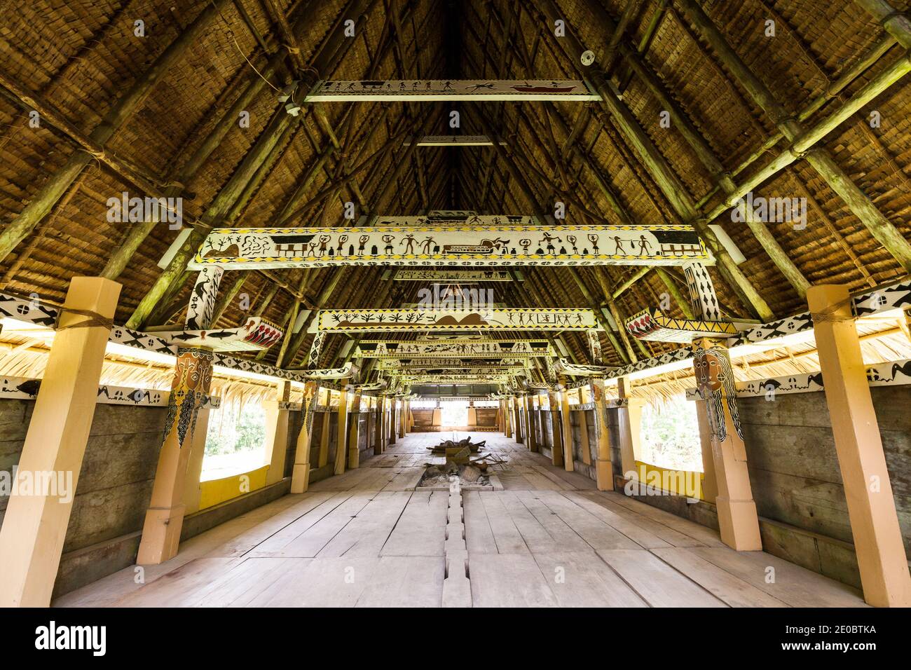 Intérieur de Bai Rekeai, Bai est maison traditionnelle en bois, maison de rencontre pour hommes, Aimeliik, île de Babeldaob, Palau, Micronésie, Océanie Banque D'Images