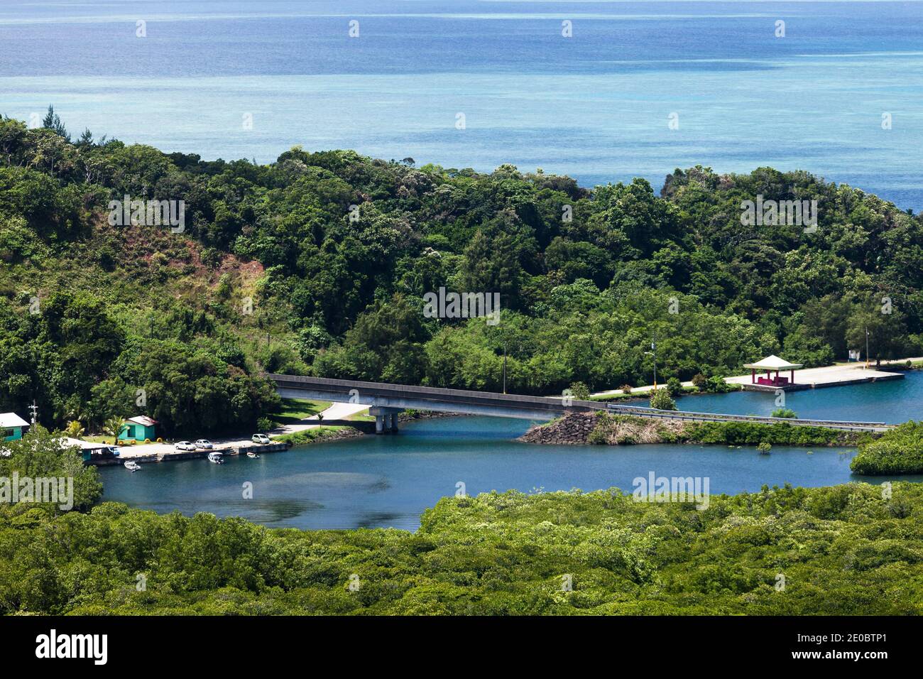 Vue panoramique sur la mer de corail et le récif, Ngaraard, Île de Babeldaob, Palaos, Micronésie, Océanie Banque D'Images