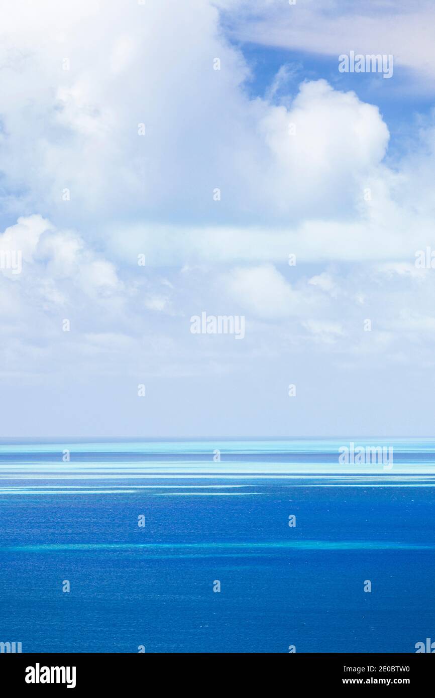 Vue panoramique sur la mer de corail et le récif, depuis le phare japonais de la Seconde Guerre mondiale, Ngarchelong, péninsule d'Arekalong, île de Babeldaob, Palau, Micronésie, Océanie Banque D'Images