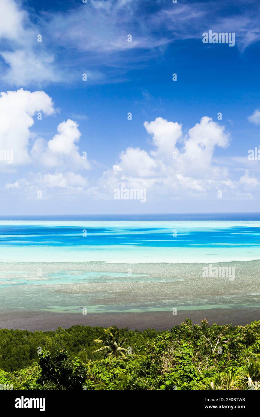 Vue panoramique sur la mer de corail et le récif, depuis le phare japonais de la Seconde Guerre mondiale, Ngarchelong, péninsule d'Arekalong, île de Babeldaob, Palau, Micronésie, Océanie Banque D'Images